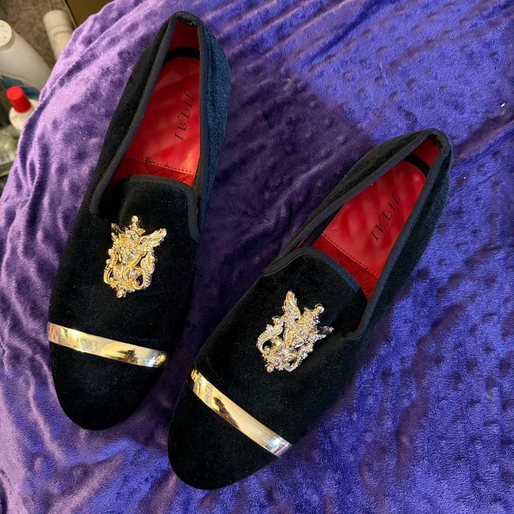 Jitai Black Velvet Slip-On Shoes with Gold Crest Detailing